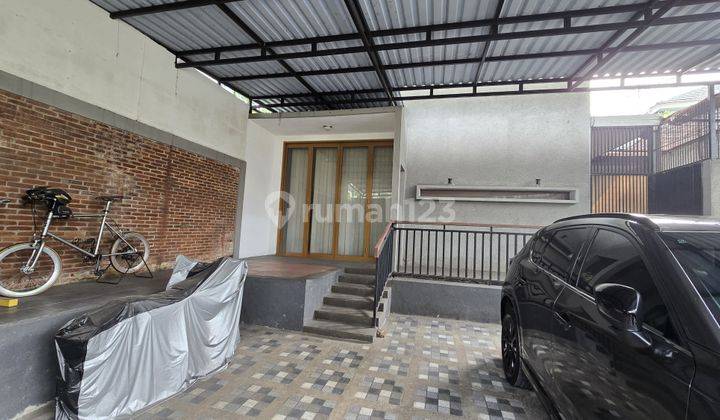 garasi/carport rumah 1 lantai dengan halaman