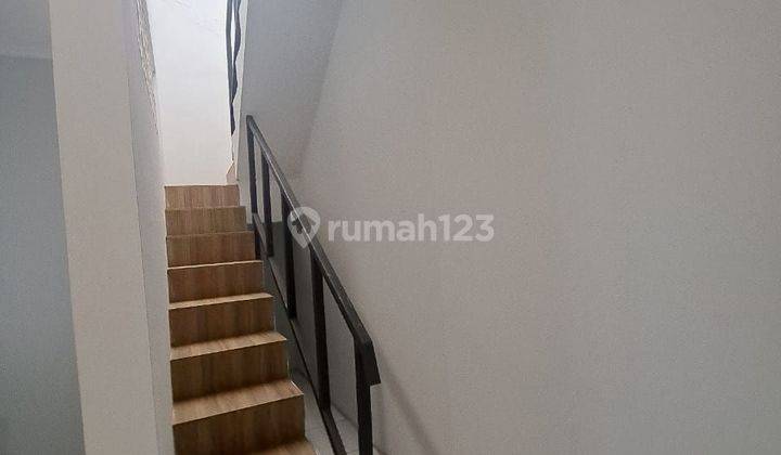 Rumah Minimalis Semi Furnished Ada Balkon Di  Area Bintaro 2