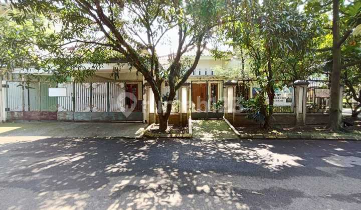 Spacious Corner House in a Comfortable Housing Complex in Bandung