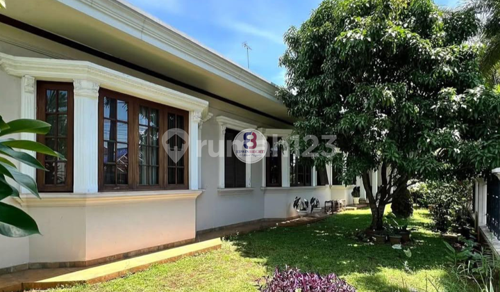 Rumah dengan Halaman Luas Semi Furnished di Cinere Jakarta Selatan 1