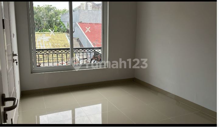 New House in Kosambi Baru, 2.5 Floors, Nice, Affordable, Near Toll Road 2