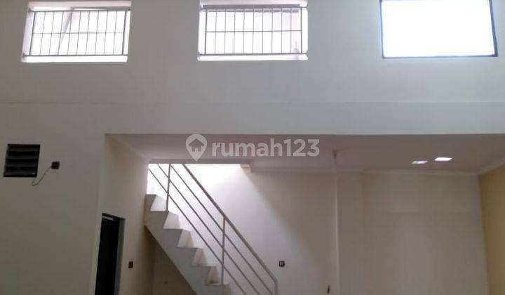 Rumah Bagus 2 Lantai Startegis Siap Huni di Tengah Kota 1