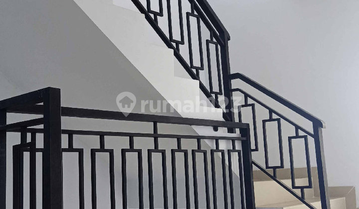 3.5-Story House in Muara Karang Block 4, North Jakarta 2