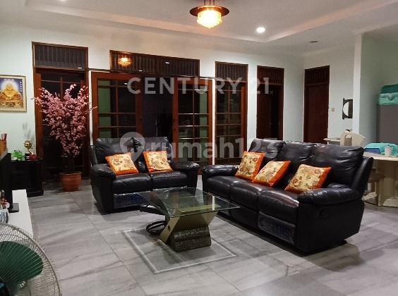 Rumah 2 Lantai Di Taman Kebon Jeruk Intercon Jakarta Barat 