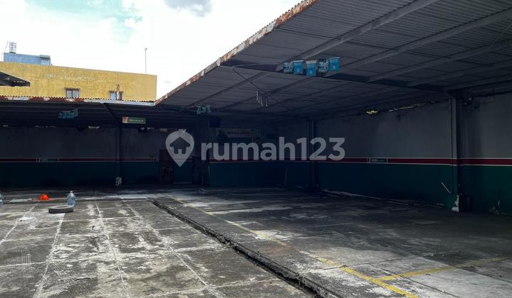 Ex Showroom Mobil Baguss Stratetis di Pinggir Jalan Raya Serpong.