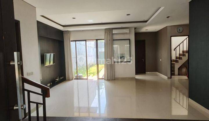 Rumah Modern Dengan Halaman Belakang Luas Di Cluster Di Bsd City 2