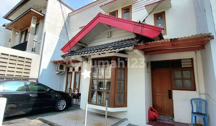 Classic House With Spacious Backyard In Bintaro Sector 2 2