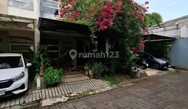 Rumah hadap timur semi furnished siap huni di area bintaro 1