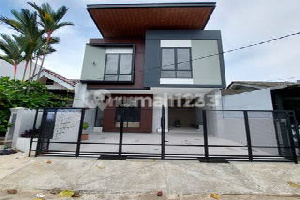 Rumah Baru Modern Kontemporer Desain 4 Kamar Tidur di Bsd