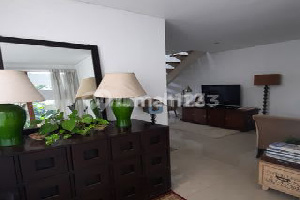 Rumah Cantik Depan Taman Dalam Cluster Elit Veteran Jaksel