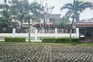 Rumah dengan Tanah Luas Kamar Utama Hadap Taman di Sektor 3