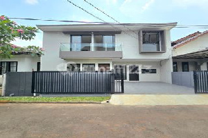 Rumah Baru Dengan Taman Depan Dan Belakang Di Sektor 9