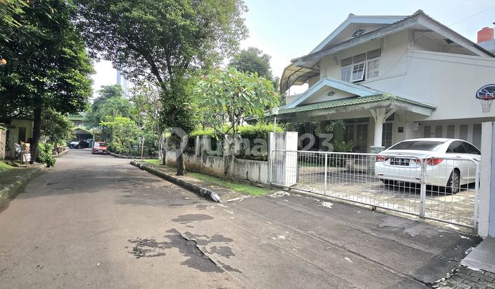 Rumah Hoek Dengan Halaman Luas Siap Huni Di Bintaro Sektor 7