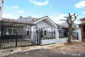 Rumah Siap Huni Hadap Taman Dengan Tanah Luas Di Graha Bintaro