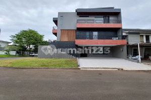 Rumah Mewah 4 Kamar Tidur dengan Lift Siap Huni di Alam Sutera Rumah Mewah 4 Kamar Tidur dengan Lift Siap Huni di Alam Sutera