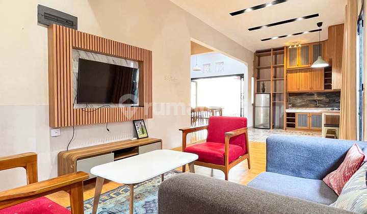 Well-Maintained 1-Story Building House Spacious Land Ready to Occupy Semi-Furnished in Pejaten