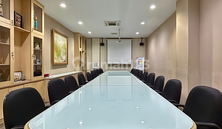 Gedung 4 lantai siap huni ada ijin usaha dan komersil posisi pojok lahan parkir luas lokasi sangat strategis di Pejaten