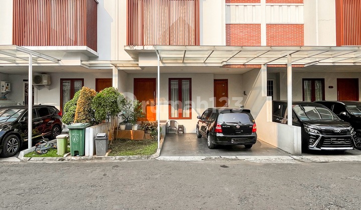 Rumah Bagus Terawat Siap Huni Desain Modern Minimalis Dalam Townhouse di Pejaten
