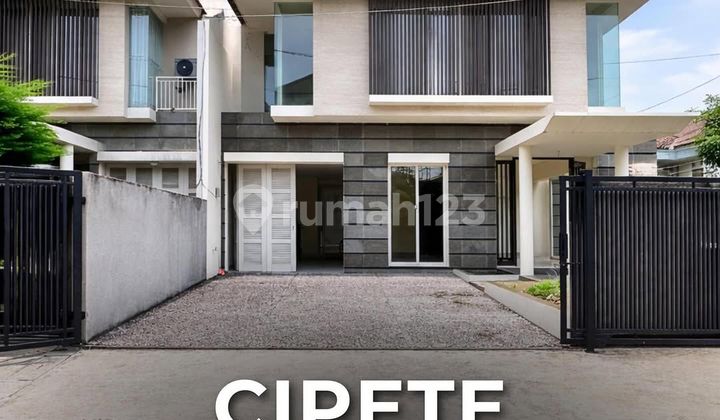 Rumah Dalam Komplek Siap Huni Posisi Hoek Desain Modern Tropis Layout Plong di Cipete