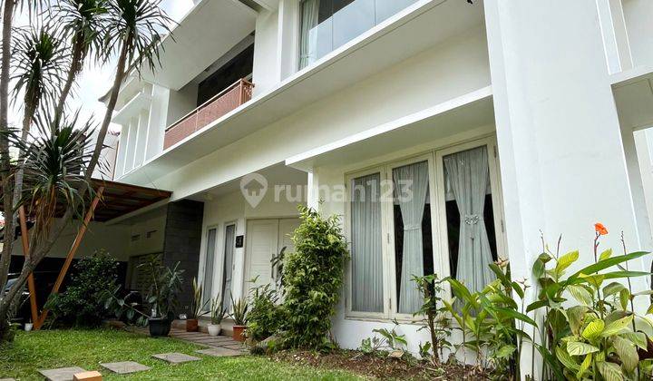 Dijual Rumah Luas Terawat Posisi Hoek Semi Furnished di Cinere  1