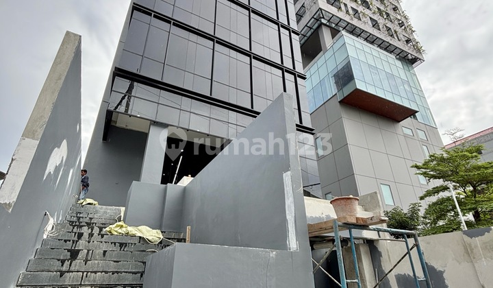Gedung Cocok untuk Kantor & Usaha Lokasi sangat strategis Pinggir Jalan Raya Utama dekat Pintu Tol TB Simatupang & MRT Fatmawati