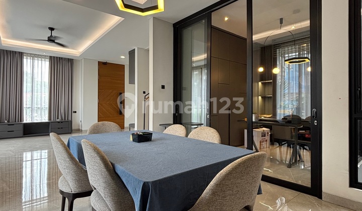 Rumah bagus dalam Townhouse desain modern minimalis siap huni di Cilandak