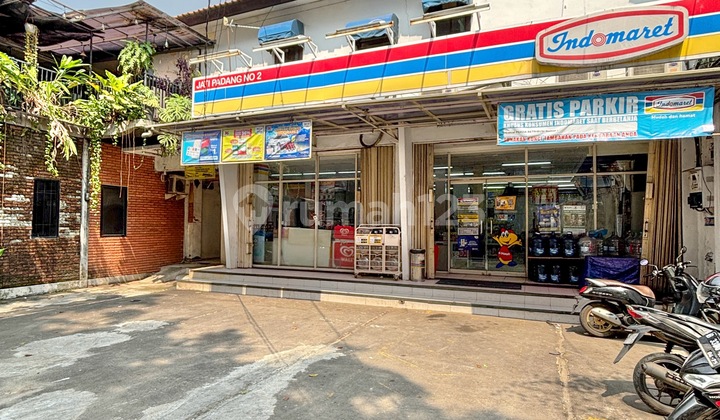 The building is suitable for investment in a cafe and restaurant business or high-occupancy boarding house, with a very strategic location on the side of the main highway in Jatipadang.