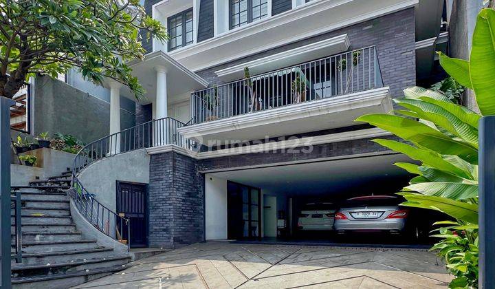 Rumah Desain American Classic 3 Lantai Plus Rooftop Ada Private Lift Full Furnished di Kebayoran Baru 1