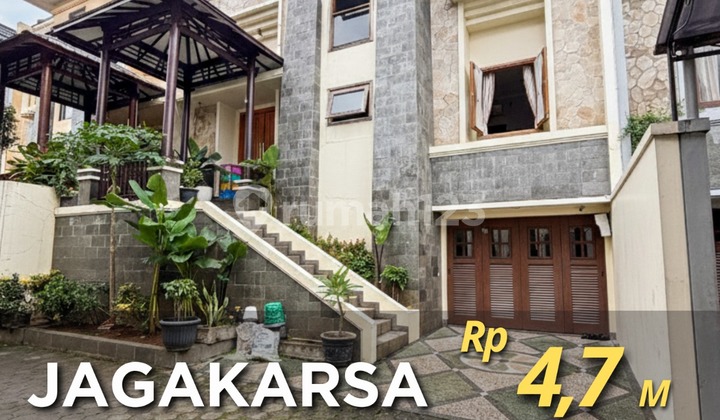 Rumah Bagus Sangat Terawat Desain Modern Tropis Siap Huni 3 Lantai Lokasi Strategis di Jagakarsa