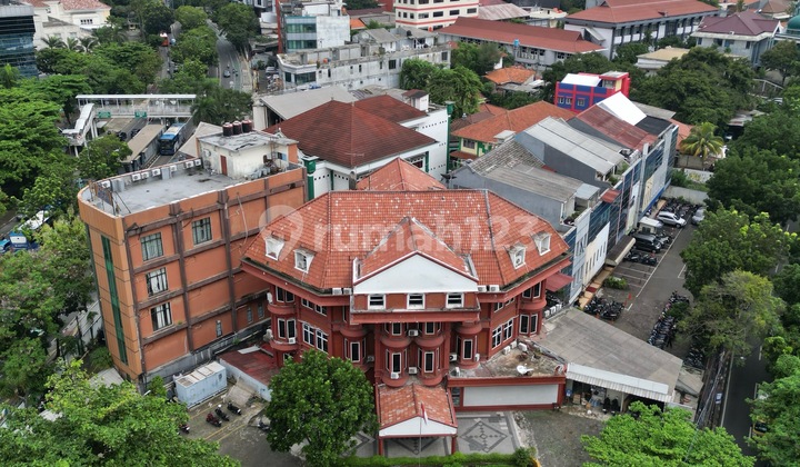 4-story building ready to occupy with business and commercial permits, corner position, spacious parking lot, highly strategic location in Pejaten.