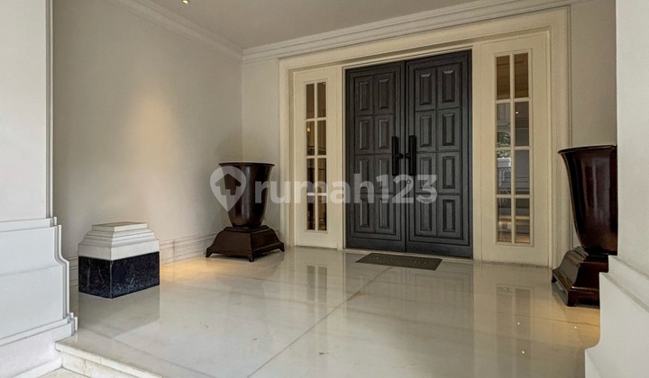 Rumah bagus mewah desain modern classic dalam komplek elit dekat ke pusat bisnis di Kuningan 2