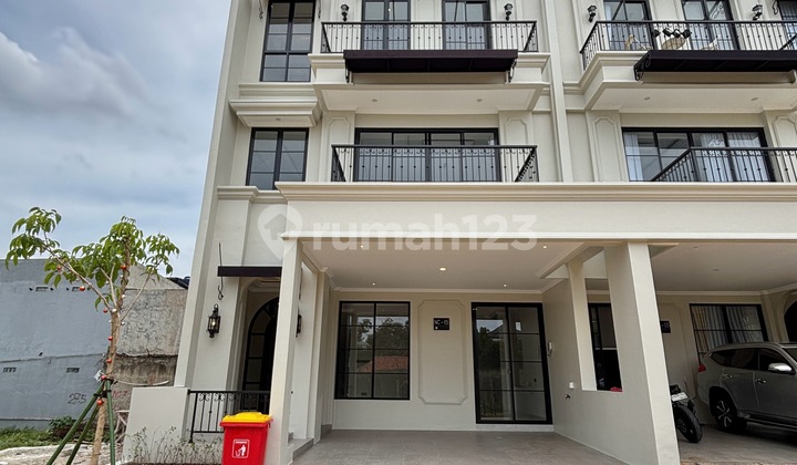 Rumah Baru Siap Huni Desain Mewah Modern Classic Dalam Townhouse di Jagakarsa 1