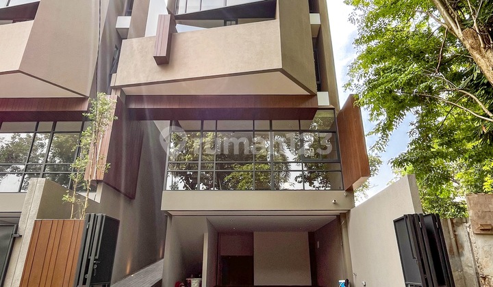 Rumah Brand New Desain Modern Minimalis Ada Private Lift Karya Developer Ternama Lokasi Strategis di Kemang