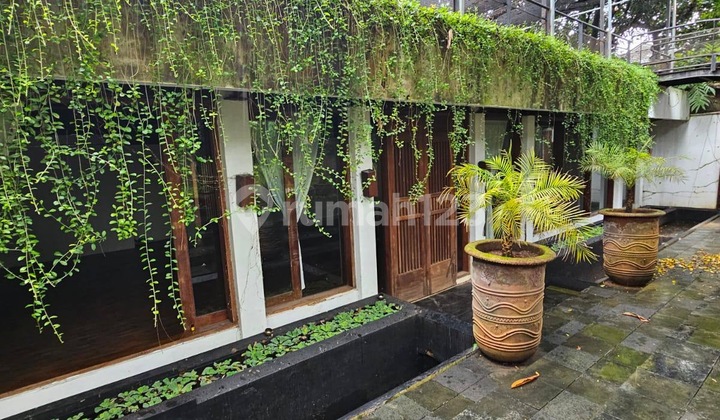 Below the NJOP, East Kemang Raya, a location suitable for business and residence. 2