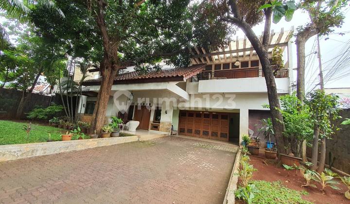 RUMAH BESAR LOKASI PINGGIR JALAN RAYA DUREN TIGA JAKARTA SELATAN.