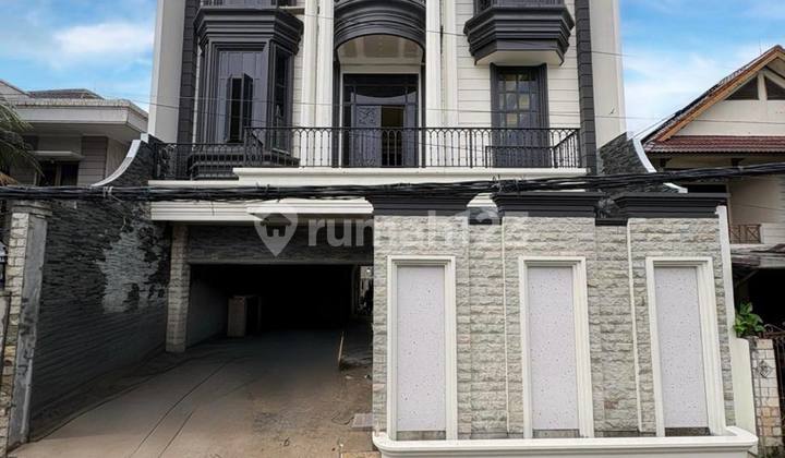 Rumah Baru Mewah Design American Classic di Pejaten Barat