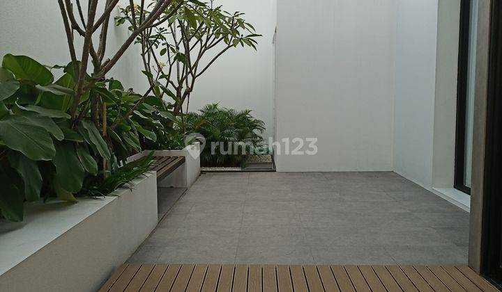 Rumah exclusive Puri Arga golf BSB include furniture dan kolam renang pribadi 