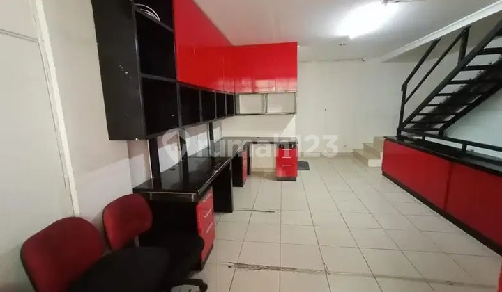 For Sale: 2-story shop house, in the center of Bandung city, shop house in the Gateway Cicadas apartment area.