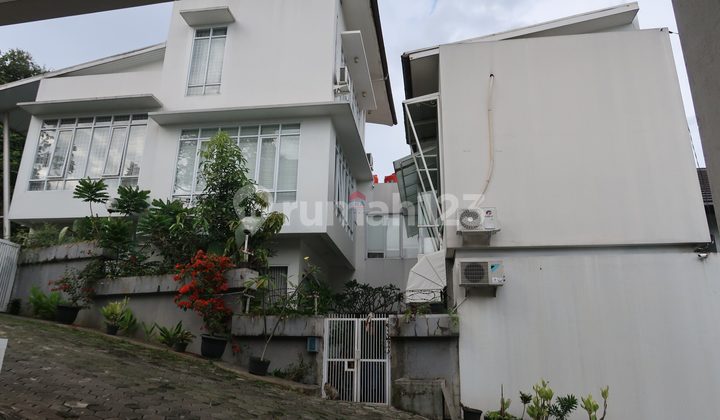 Idaman Keluarga Rumah Homey 3 Lantai Bukit Dago Utara Bandung 2