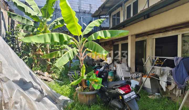 Dijual rumah hitung tanah mainroad Setiabudi