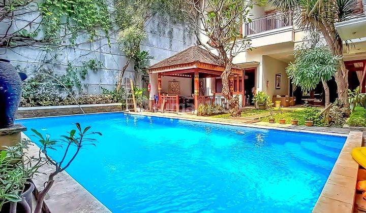 Rumah 3 Lantai Bagus Semi Furnished SHM di Menteng, Jakarta Pusat 1