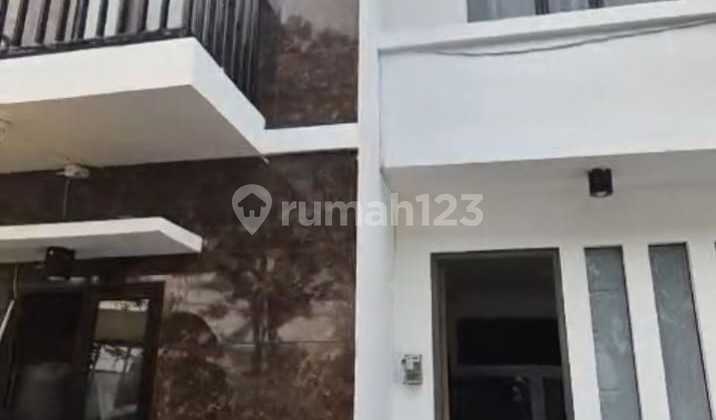 Rumah 2 Lantai Free Furnished di Babatan Pratama Wiyung Surabaya