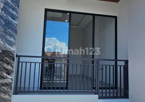 Umah Baru Gress 2 Lantai Di Babatan Pantai Dekat Pakuwon Surabaya 2