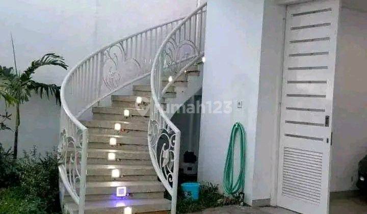 Rumah Mewah Dengan Prifat Pool Di Petemon Surabaya kota  2