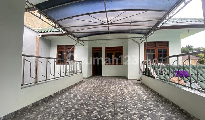 Luxurious 2-Story Ready-to-Occupy House in Sidosermo PDK Housing, Surabaya Luxurious 2-Story Ready-to-Occupy House in Sidosermo PDK Housing, Surabaya