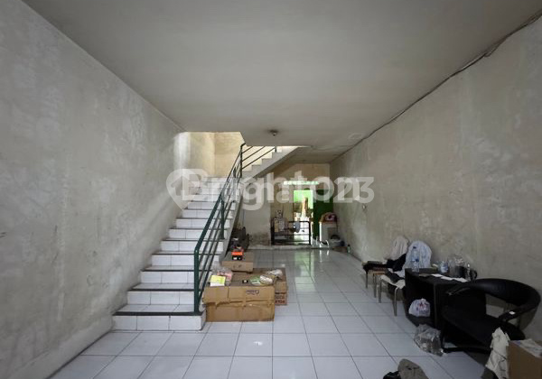 Affordable Strategic Shop Rental on Slamet Riyadi Street, Kartasura, Solo 2