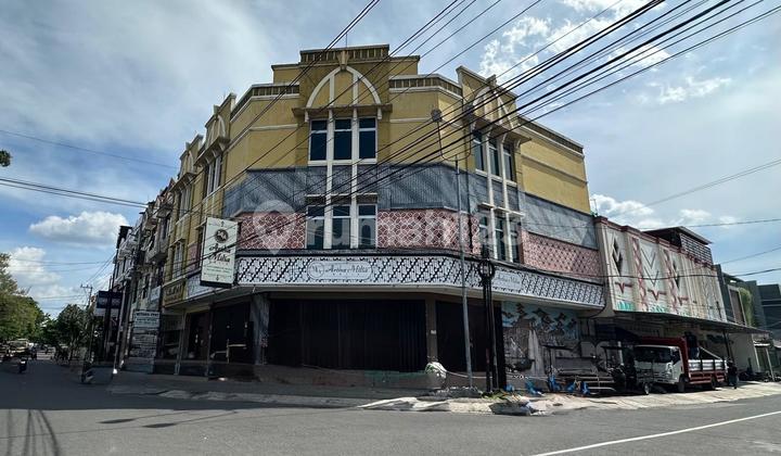 Affordable 3-Story Shop for Rent with Hook in Gatot Subroto, Serengan, Solo