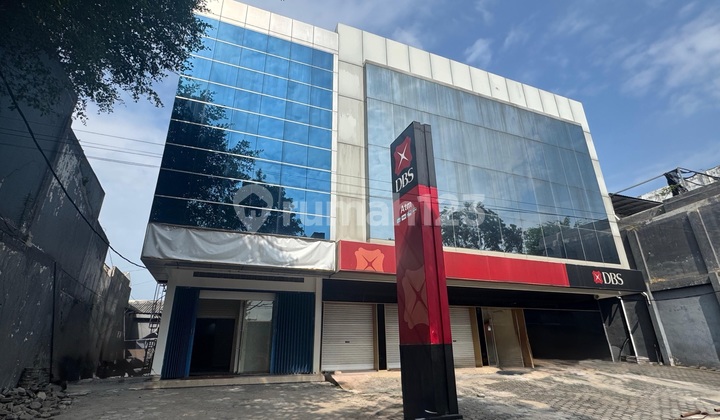 3-Story Shop House for Rent in Slamet Riyadi Street, Downtown Solo 1