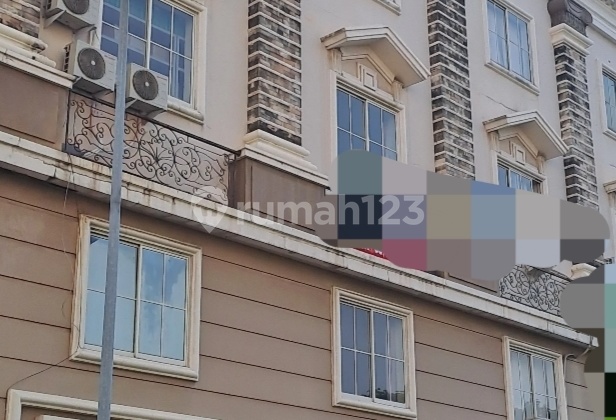 Rental of a 4-Storey Shophouse at Green Lake City Tangerang 1