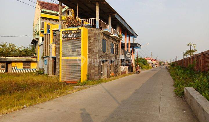 Rumah makan Pantai Sari depan laut 2